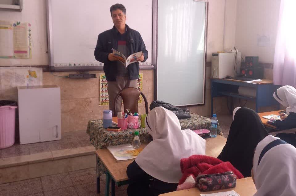 1373355-1 زنگ دانایی در مدارس سنقر نواخته شد