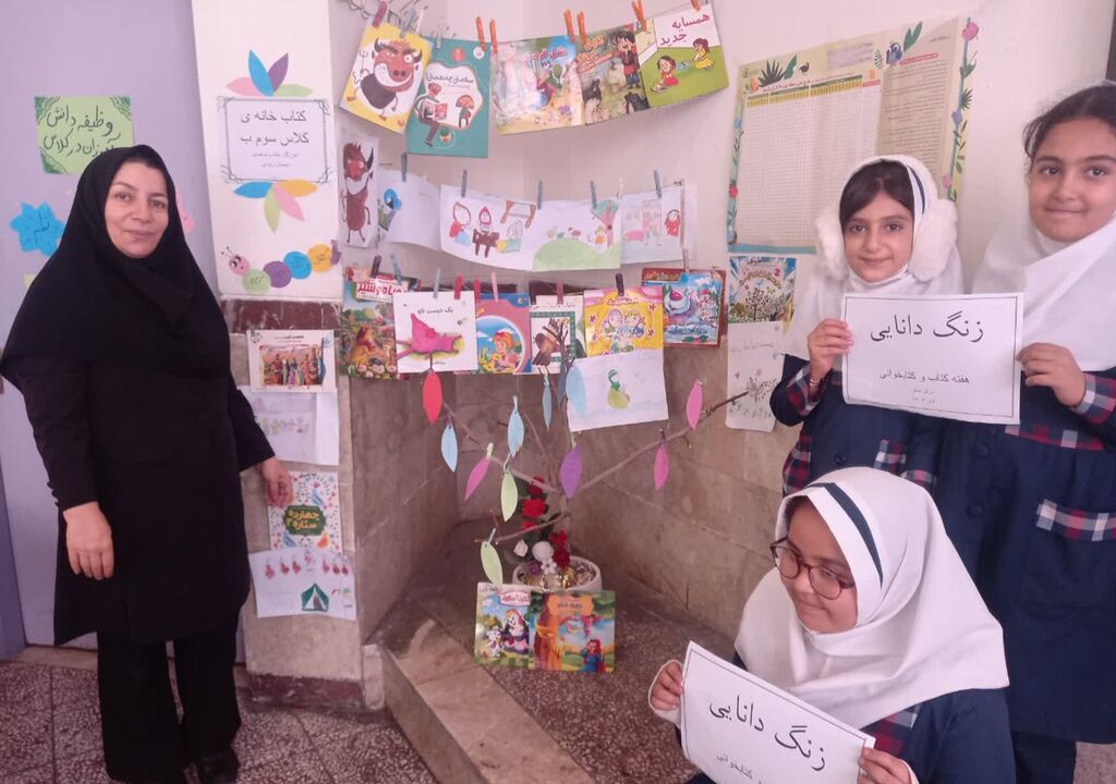 1373356-1 زنگ دانایی در مدارس سنقر نواخته شد