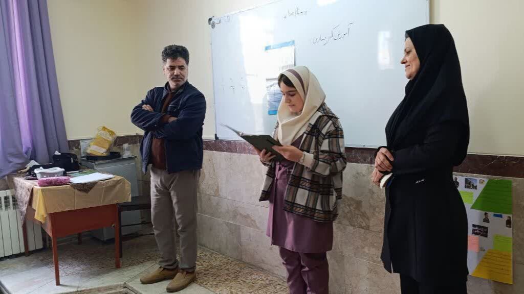 1373357-1 زنگ دانایی در مدارس سنقر نواخته شد