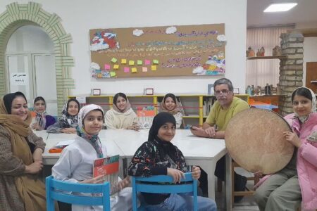 دیدار اعضای باشگاه کتابخوانی با علی خوش جام عکاس و صفحه‌آرای کتاب‌، در مرکز ۳۲ تهران