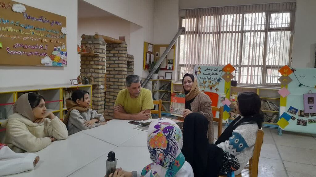 1373362-1 دیدار اعضای باشگاه کتابخوانی با عکاس و صفحهآرای کتابهای علی خوش جام در مرکز ۳۲ تهران