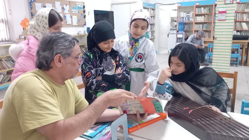 1373363-1 دیدار اعضای باشگاه کتابخوانی با عکاس و صفحهآرای کتابهای علی خوش جام در مرکز ۳۲ تهران