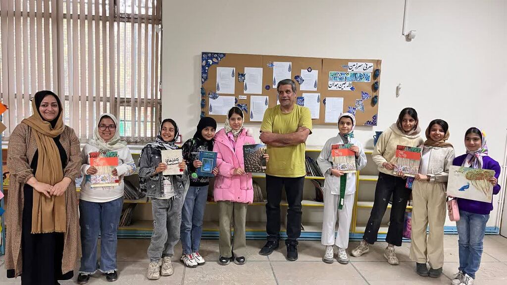 1373364-1 دیدار اعضای باشگاه کتابخوانی با عکاس و صفحهآرای کتابهای علی خوش جام در مرکز ۳۲ تهران