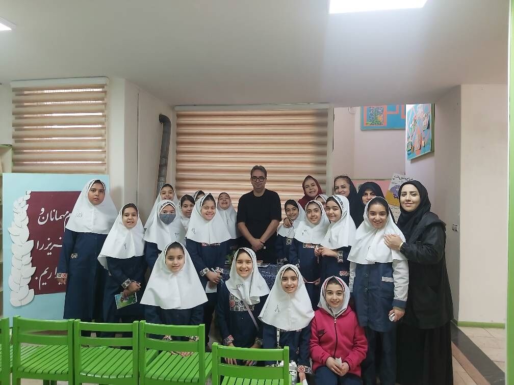 1373366-2 «جشن کتابدوست؛ همخوانی و خلاقیت دختران مدرسه فاطمیه با نویسنده طنزپرداز» عباس قدیر محسنی