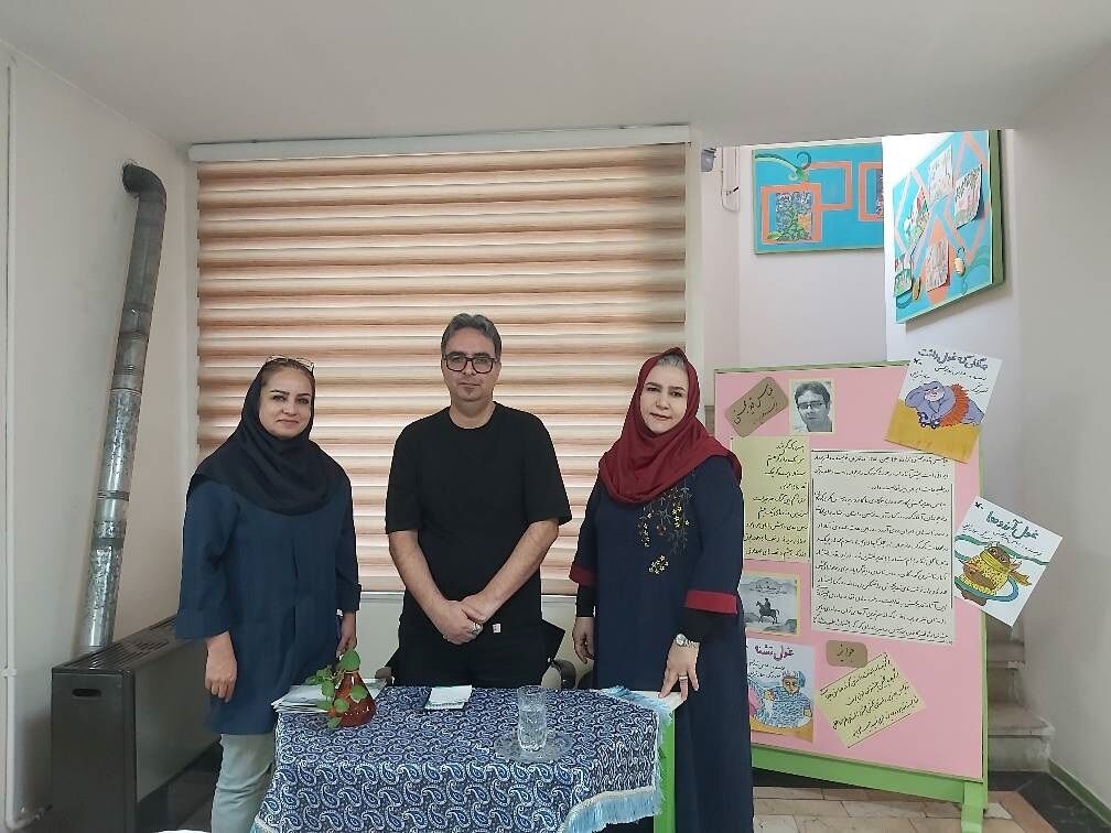 1373373-1 «جشن کتابدوست؛ همخوانی و خلاقیت دختران مدرسه فاطمیه با نویسنده طنزپرداز» عباس قدیر محسنی