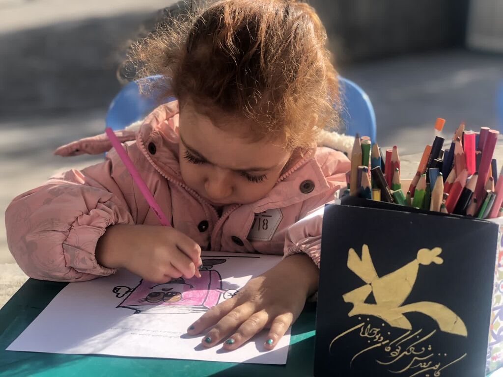 1373497-1 ایستگاه نقاشی با رویکرد ترویج کتابخوانی در صحنه برپا شد