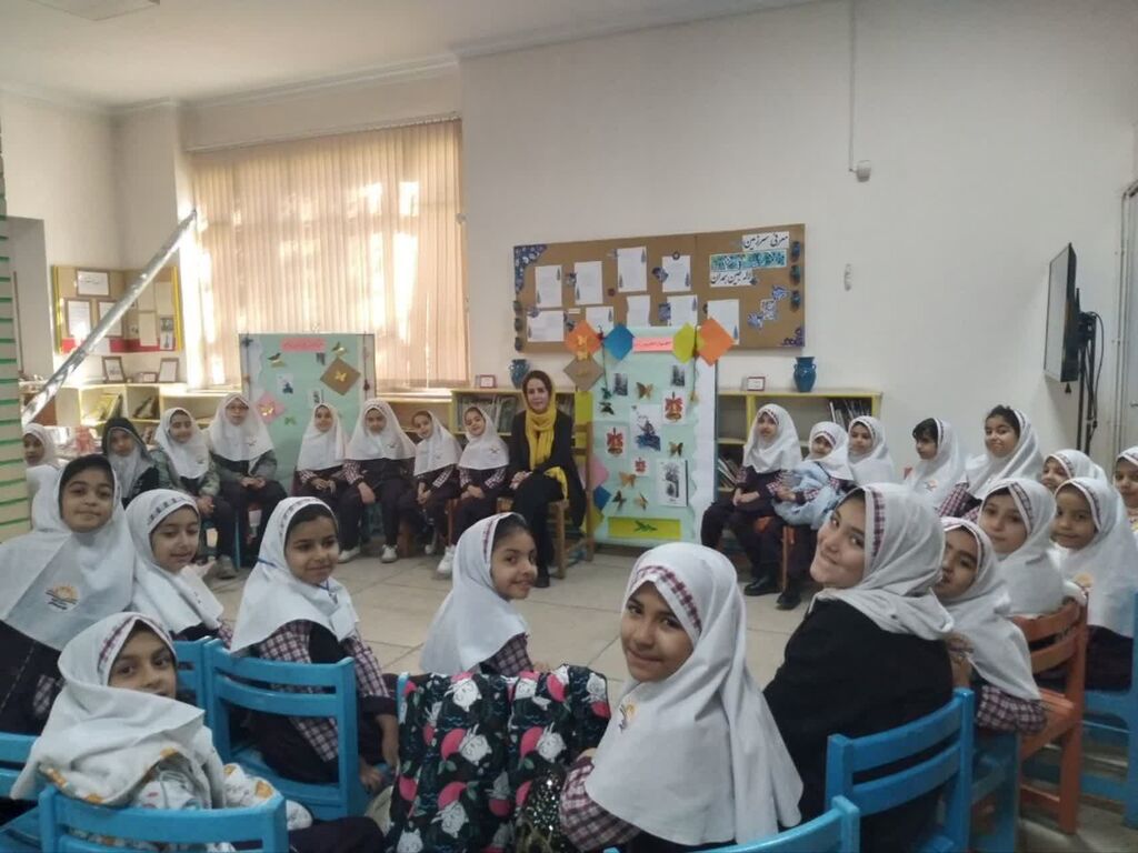 «می‌نویسم باران»؛ دیدار نوخوانان با معصومه معصوم‌زاده شاعر کودک در مرکز ۳۲