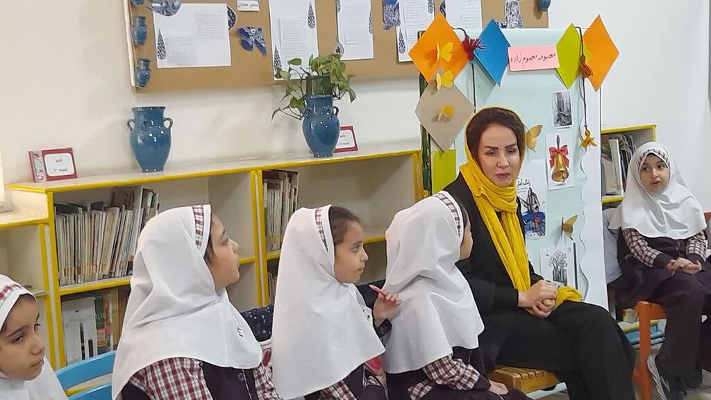 1373503-1 «مینویسم باران»؛ دیدار نوخوانان با معصومه معصومزاده شاعر کودک در مرکز ۳۲