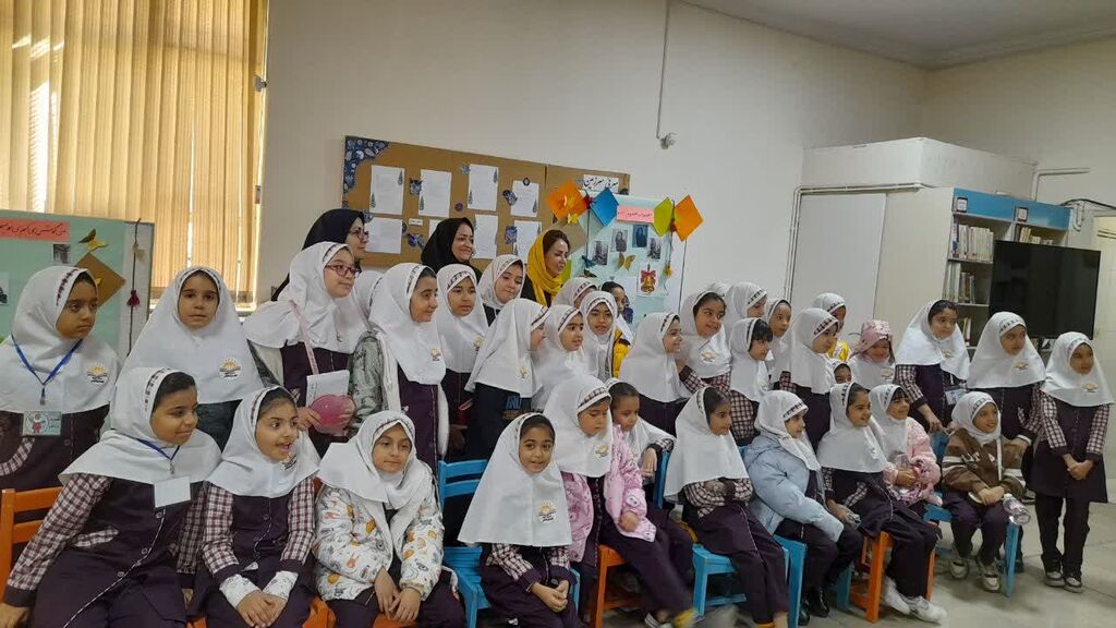 1373504-1 «مینویسم باران»؛ دیدار نوخوانان با معصومه معصومزاده شاعر کودک در مرکز ۳۲