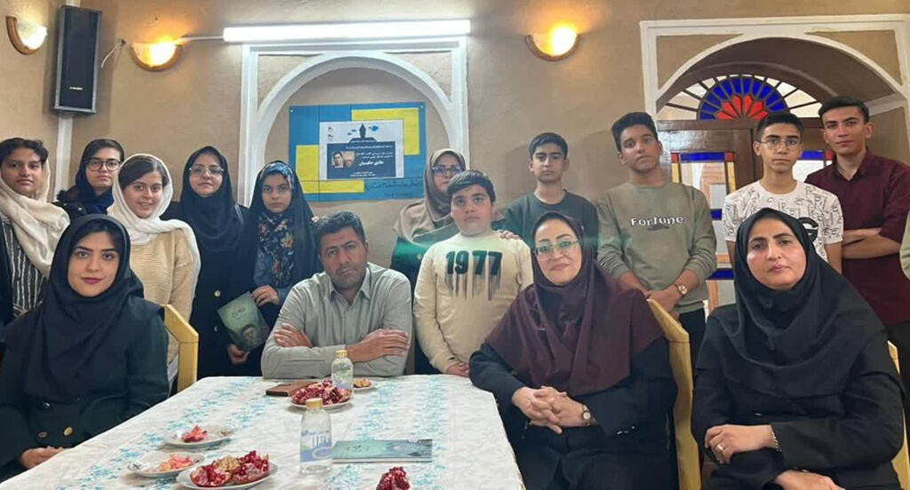 نشست نقد و بررسی رمان تنگه زاغ در شاهدیه یزد برگزار شد