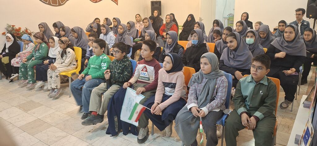 1373621-1 دیدار اعضای مرکز ۸ تهران با نویسنده و مترجم سرشناس حوزهی کودکان و نوجوانان