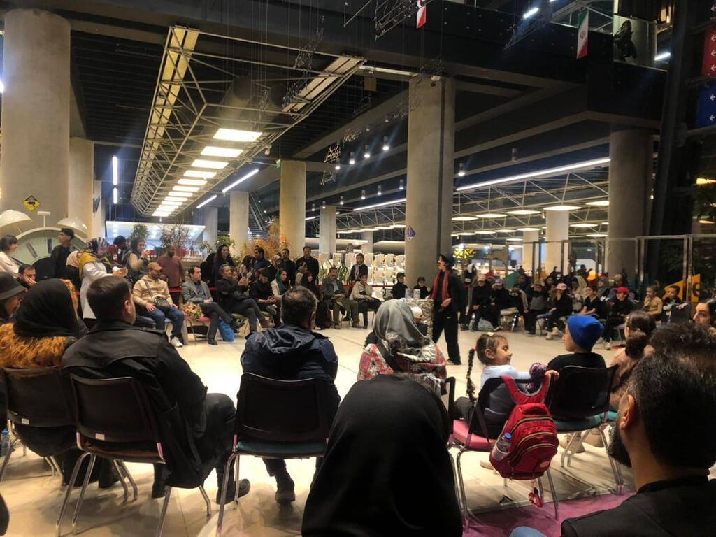 1373627-1 درخشش اعضاء مرکز پردیس در نمایش «موشان و گربانا» باغ کتاب تهران