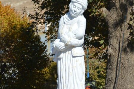 رونمایی از مجسمه «مادر» اثر هنرمند کانونی در اسلام‌آباد غرب