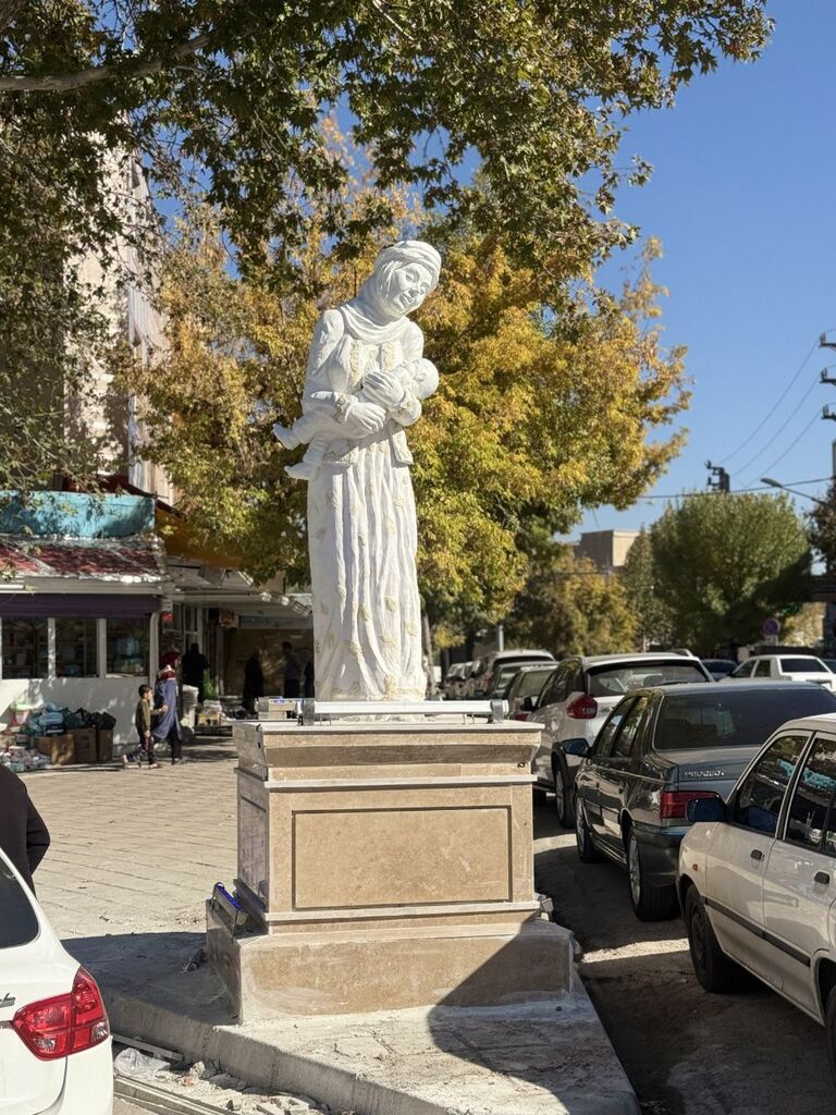 1373873-1 رونمایی از مجسمه «مادر» اثر هنرمند کانونی در اسلامآباد غرب