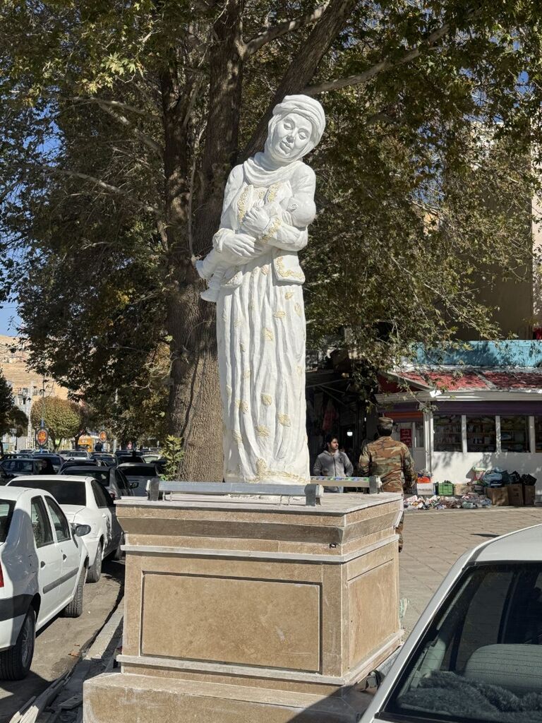 1373874-1 رونمایی از مجسمه «مادر» اثر هنرمند کانونی در اسلامآباد غرب