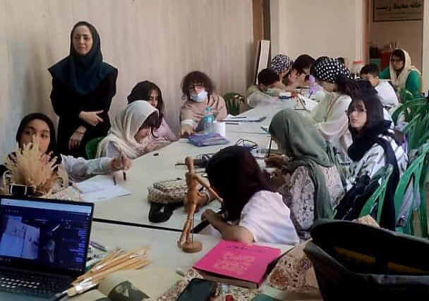 نشست باشگاه هنرهای تجسمی با محوریت حجم سازی در بندرعباس برگزار شد