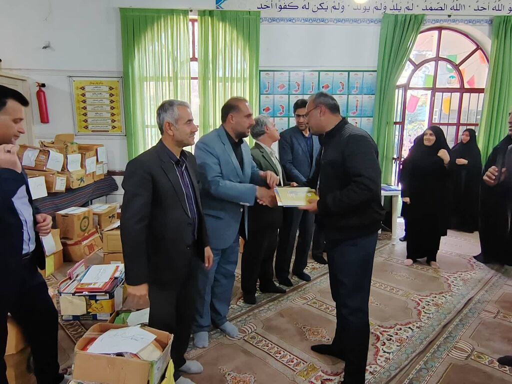 1373904-1 توزیع ۸۰۰۰ جلد کتاب در مدارس بابل به مناسبت هفته کتاب و کتابدار