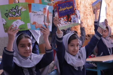 پرواز هزار درنای کاغذی بر بام مدارس چهارمحال و بختیاری