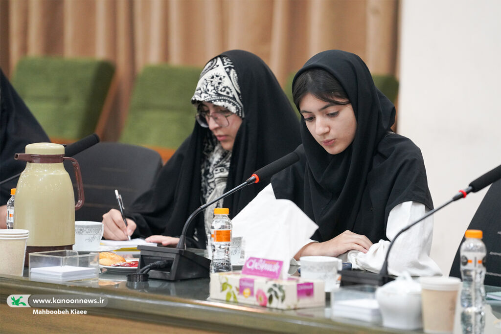 1374273-1 دیدار اعضای شعر قاف با رئیس فرهنگستان زبان و ادب فارسی