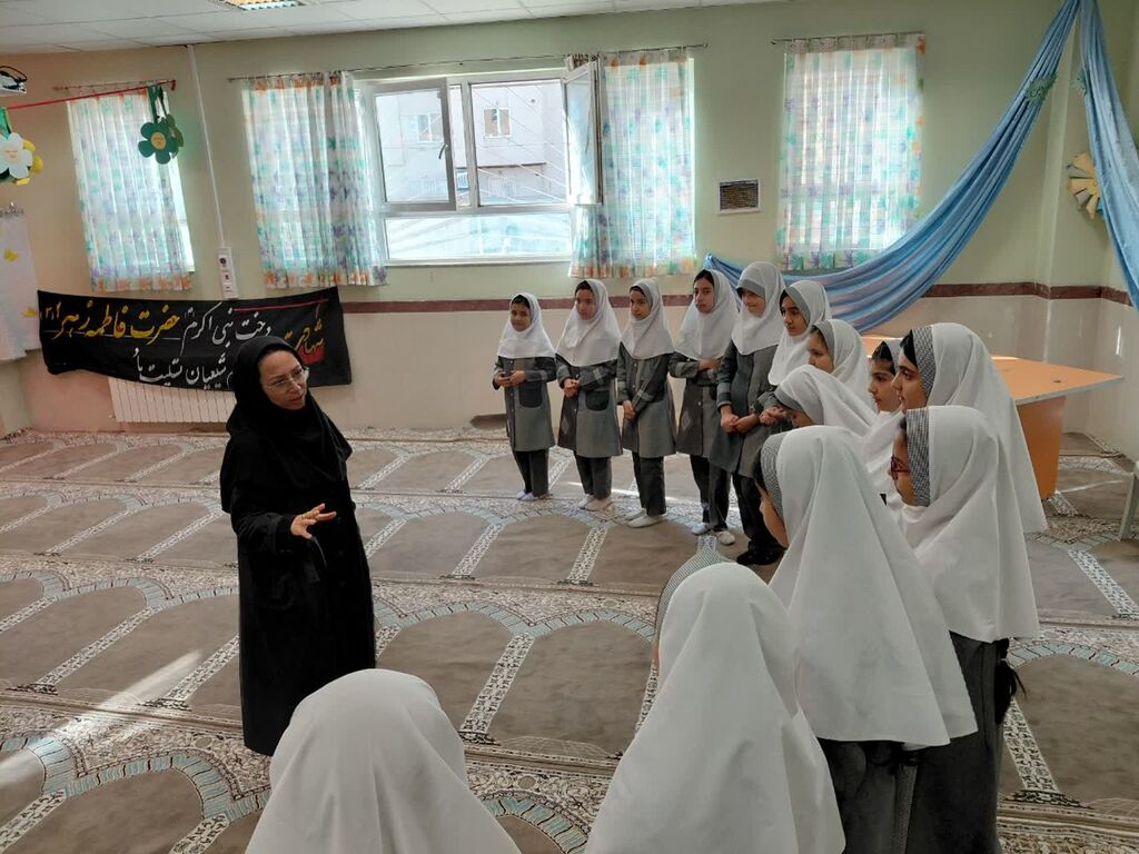 1374278-1 کانون همدان کارگاههای سرود در مدارس و روستاهای همدان برگزار کرد