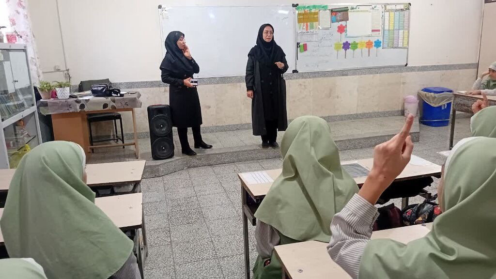 1374280-1 کانون همدان کارگاههای سرود در مدارس و روستاهای همدان برگزار کرد