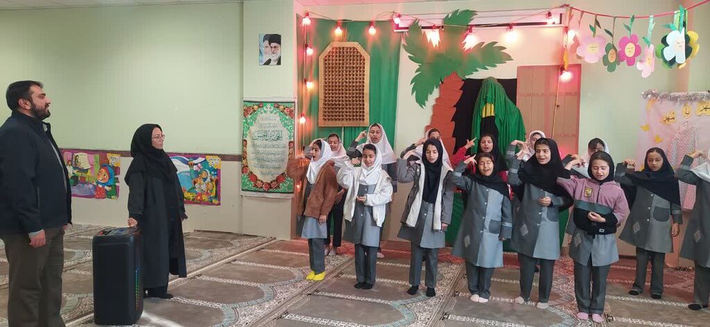 1374282-1 کانون همدان کارگاههای سرود در مدارس و روستاهای همدان برگزار کرد