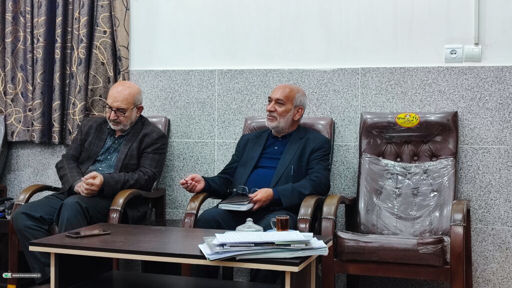 1374440-1 نشست مدیرکل کانون پرورش فکری خوزستان با مسئولان دزفول