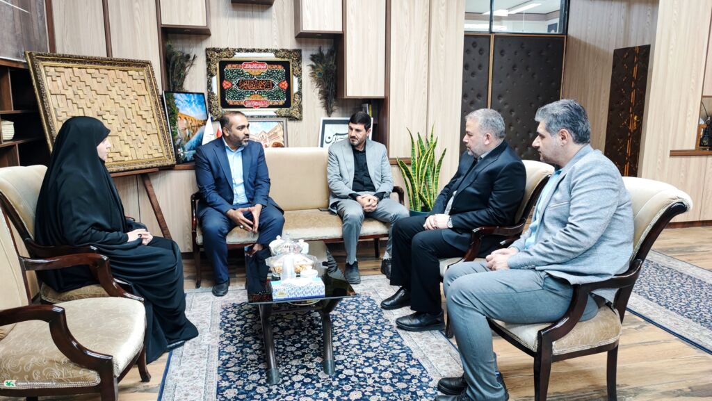 1374442-1 نشست مدیرکل کانون پرورش فکری خوزستان با مسئولان دزفول