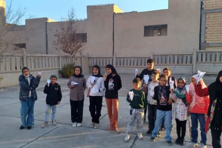 رقابت «موشک‌های کاغذی» در شهمیرزاد؛ تجربه‌ای خلاقانه با حضور مادران و کودکان