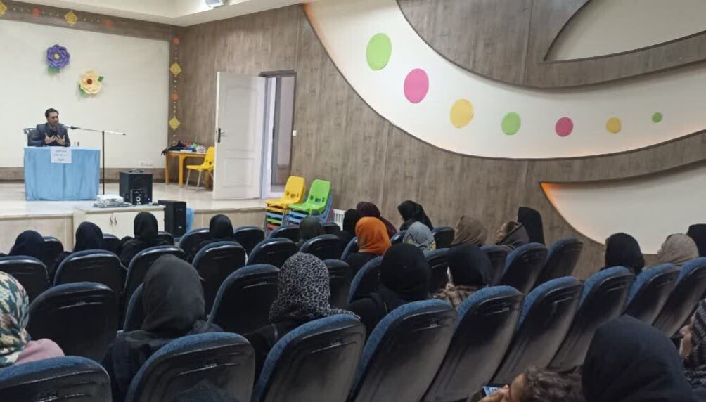 1374458-1 مرکز شماره ۱ اسلامآباد غرب میزبان روانشناس برجسته کانون کرمانشاه شد