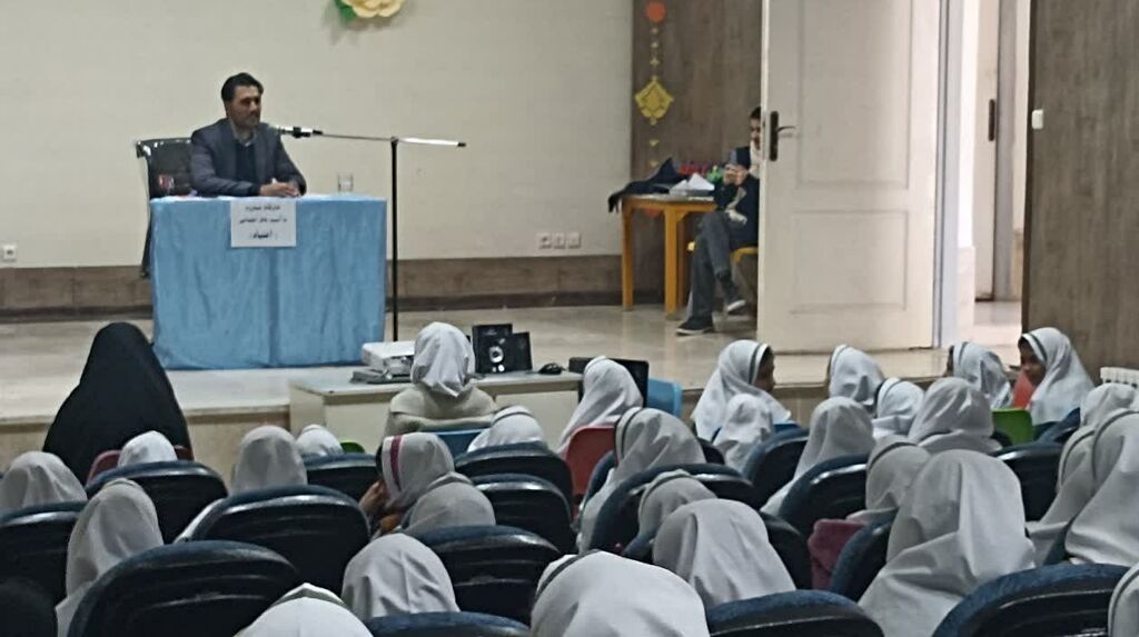 1374464-1 مرکز شماره ۱ اسلامآباد غرب میزبان روانشناس برجسته کانون کرمانشاه شد