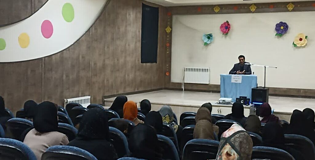 1374465-1 مرکز شماره ۱ اسلامآباد غرب میزبان روانشناس برجسته کانون کرمانشاه شد