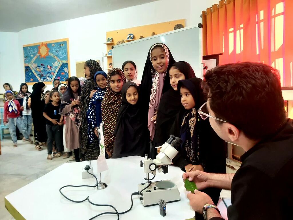 1374485-3 حضور مربیان کانون علوم و فناوریهای نوین ایران در جزیره تاریخی هرمز