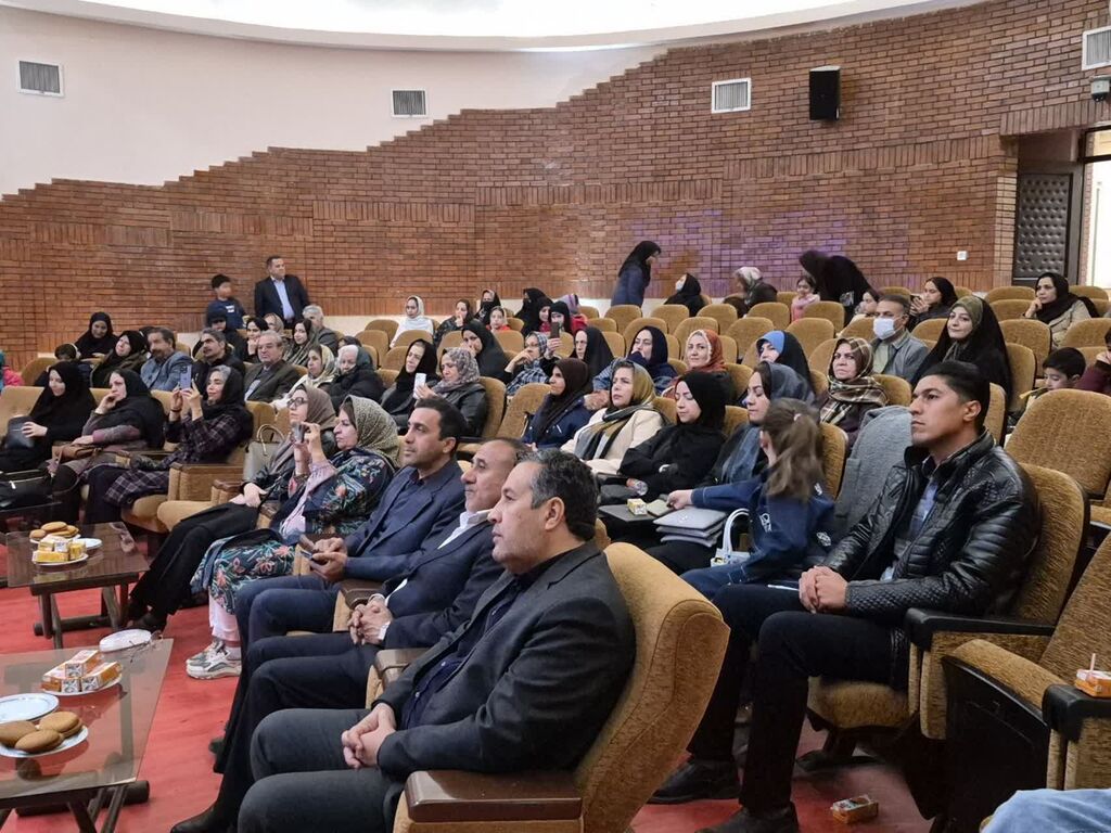 1374499-1 تقدیر از اعضای کتابخوان مرکز فرهنگی قوچان با حضور مسئولین