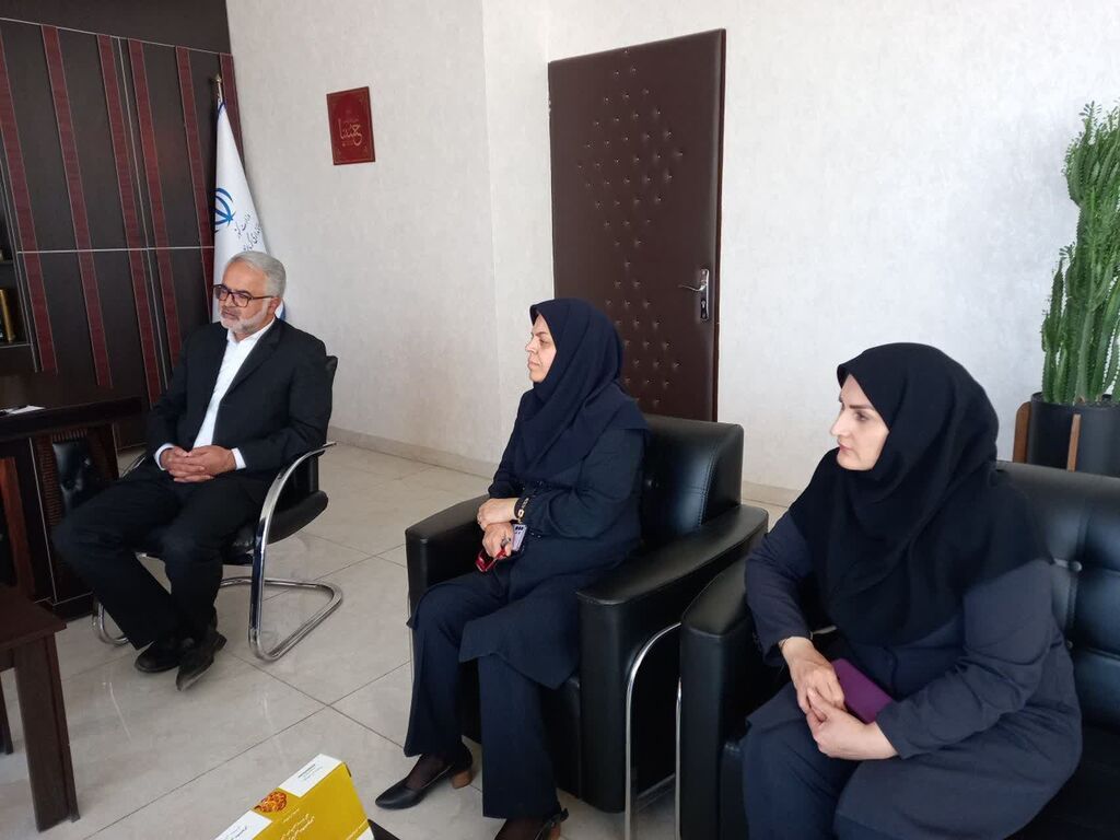 1374629-1 دیدار سرپرست کانون کرمانشاه با فرماندار