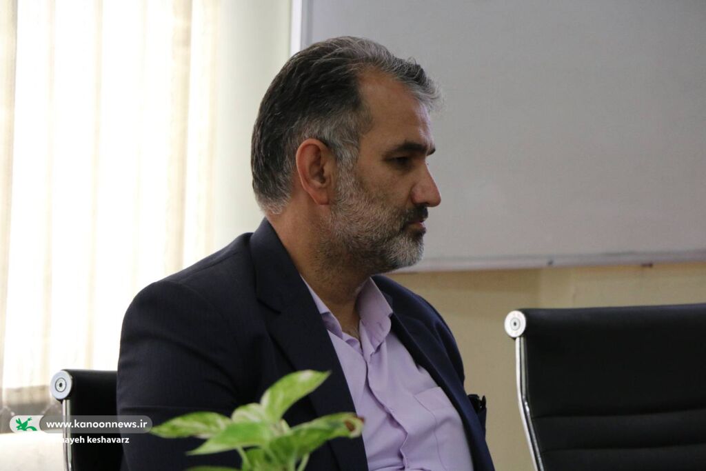 1374709-1 از تولیدات نمایش عروسکی حرفهای متناسب با نیاز نسل امروز حمایت میکنیم