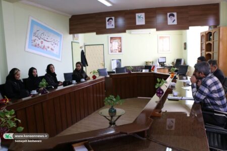 از تولیدات نمایش عروسکی حرفه‌ای متناسب با نیاز نسل امروز حمایت می‌کنیم