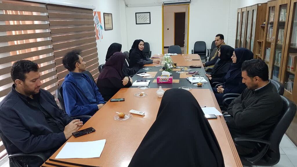 1374850-1 نشست نقدی بر پیشبینی کتاب کار "حال خوش زندگی" در کانون کرمانشاه