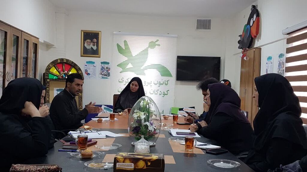 1374852-1 نشست نقدی بر پیشبینی کتاب کار "حال خوش زندگی" در کانون کرمانشاه