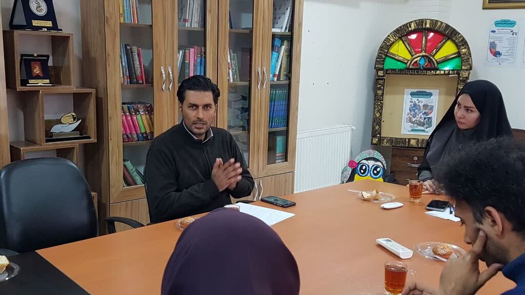1374853-1 نشست نقدی بر پیشبینی کتاب کار "حال خوش زندگی" در کانون کرمانشاه