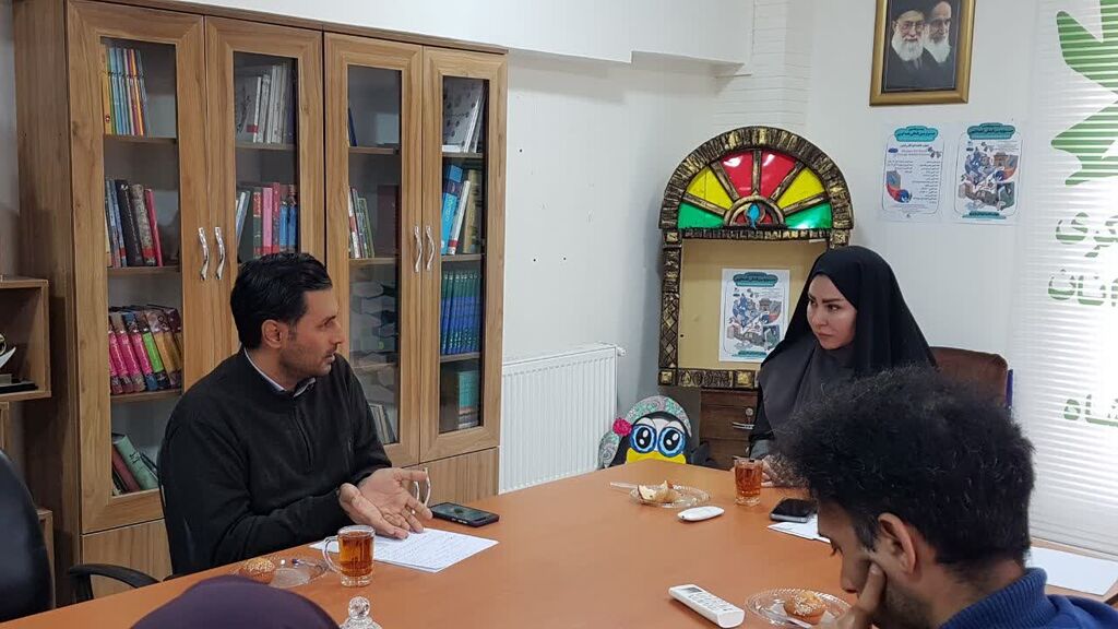 1374854-1 نشست نقدی بر پیشبینی کتاب کار "حال خوش زندگی" در کانون کرمانشاه