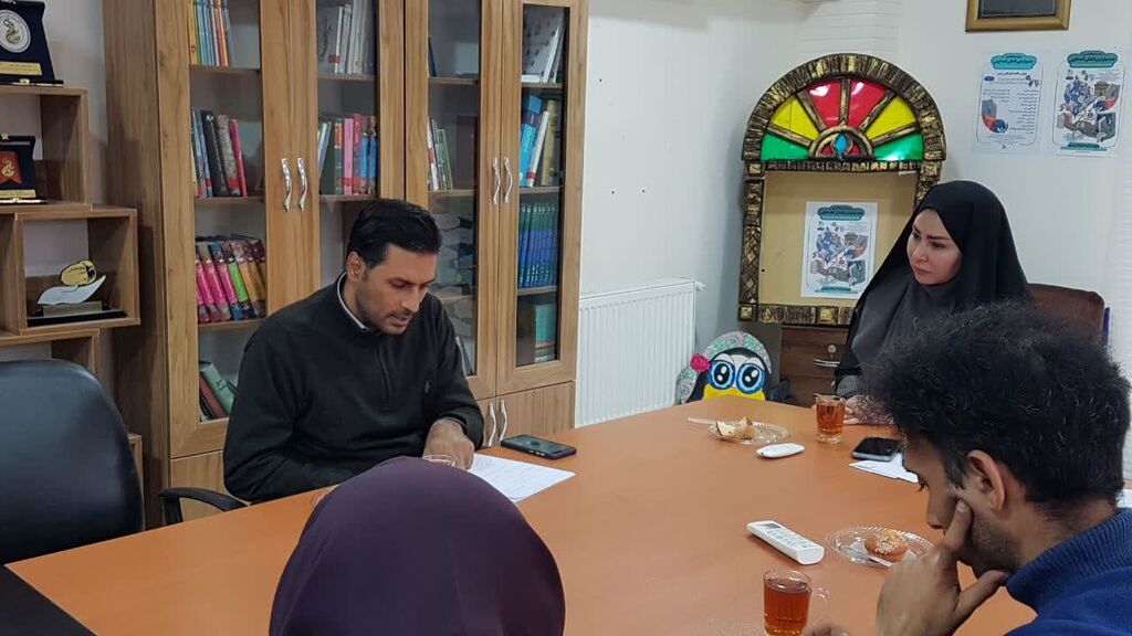 1374855-1 نشست نقدی بر پیشبینی کتاب کار "حال خوش زندگی" در کانون کرمانشاه