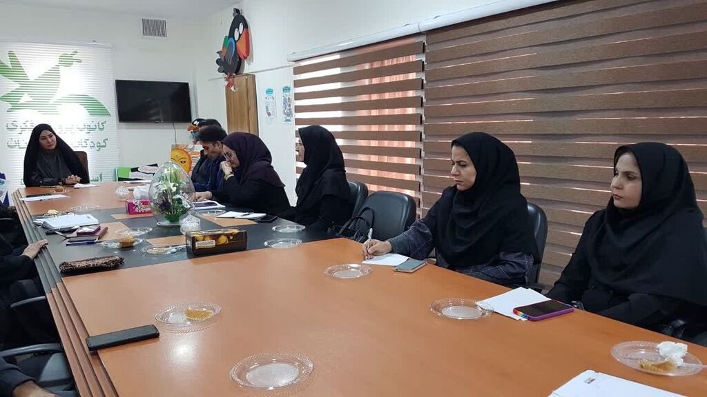 1374856-1 نشست نقدی بر پیشبینی کتاب کار "حال خوش زندگی" در کانون کرمانشاه