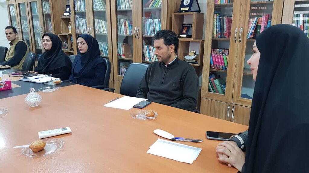 1374858-1 نشست نقدی بر پیشبینی کتاب کار "حال خوش زندگی" در کانون کرمانشاه