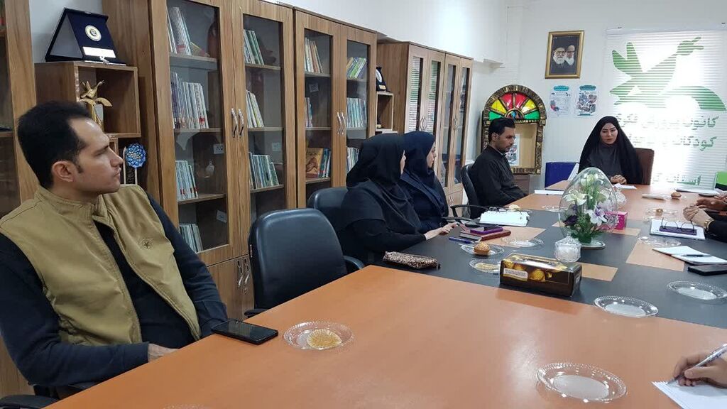 1374859-1 نشست نقدی بر پیشبینی کتاب کار "حال خوش زندگی" در کانون کرمانشاه