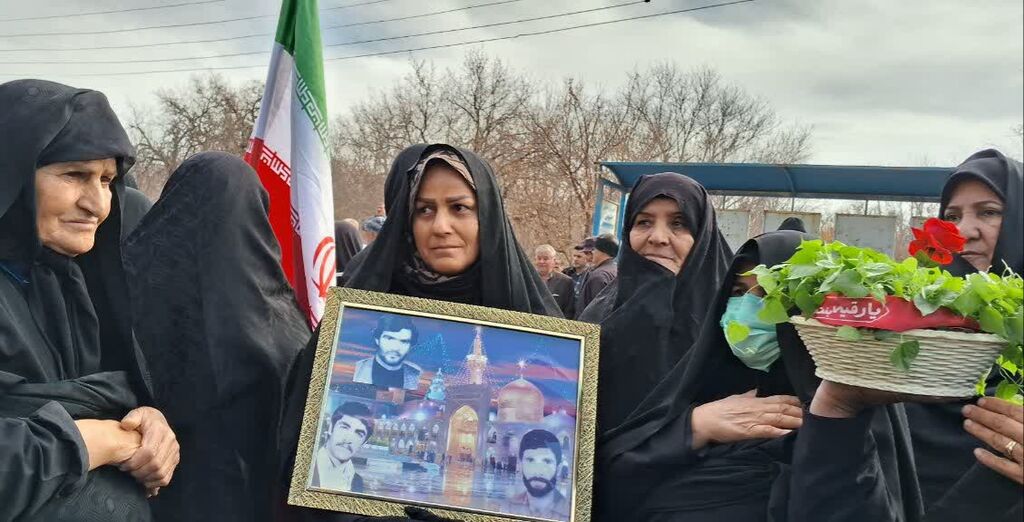 1374863-1 مربیان و کانونیاران مرکز کنگاور در مراسم تشییع شهید گمنام حاضر شدند