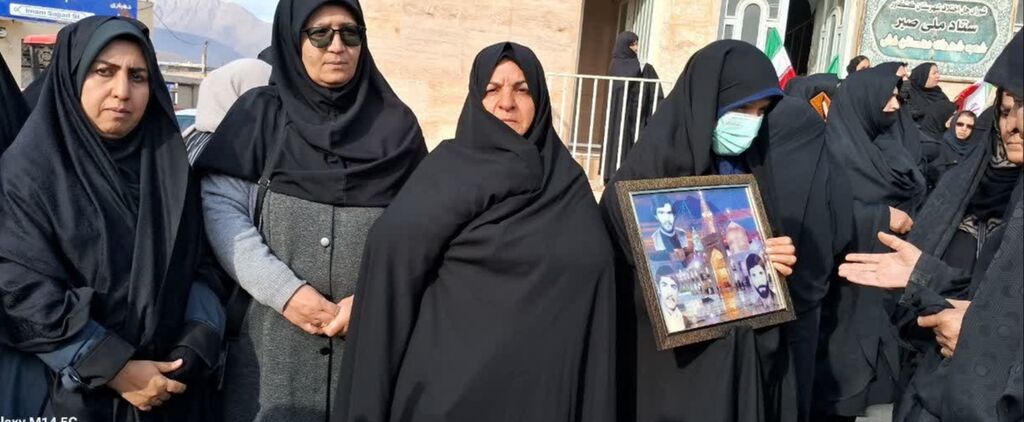 1374866-1 مربیان و کانونیاران مرکز کنگاور در مراسم تشییع شهید گمنام حاضر شدند