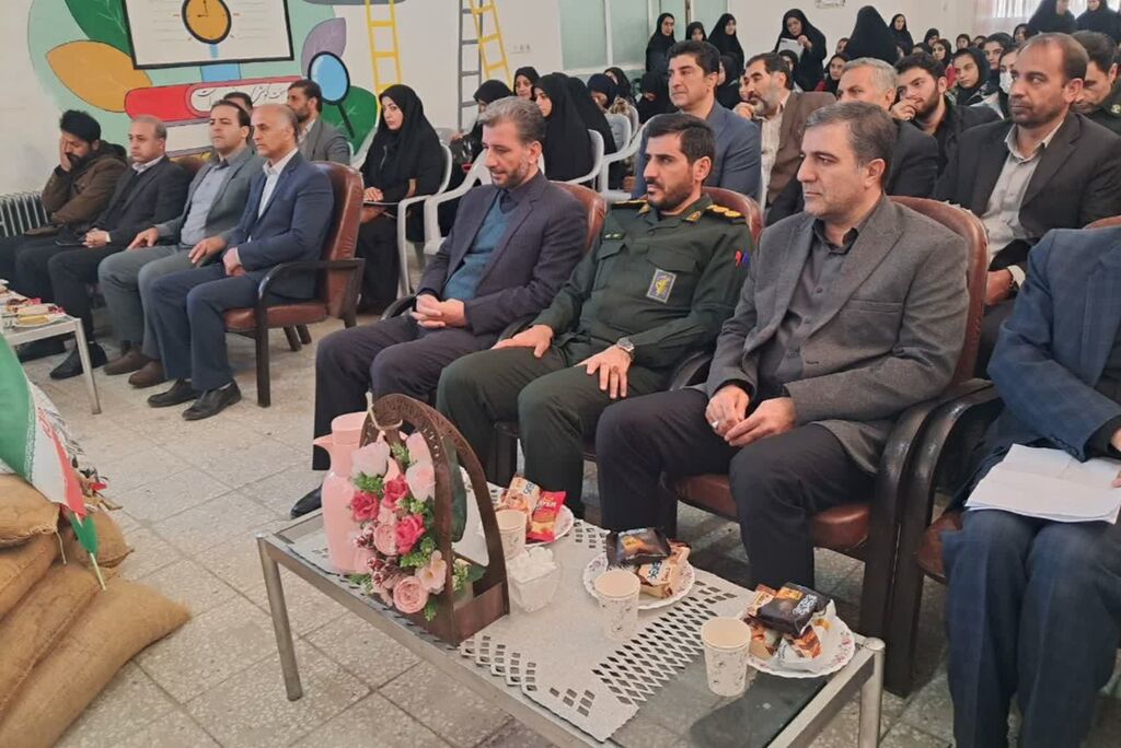 1374870-1 زنگ ایثار و مقاومت در دبیرستان عفاف سنقر نواخته شد