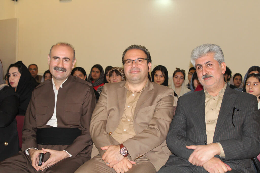 1374890-1 تجلیل از کتابخوانان کودک و نوجوان در ویژهبرنامه مشترک مراکز مهاباد