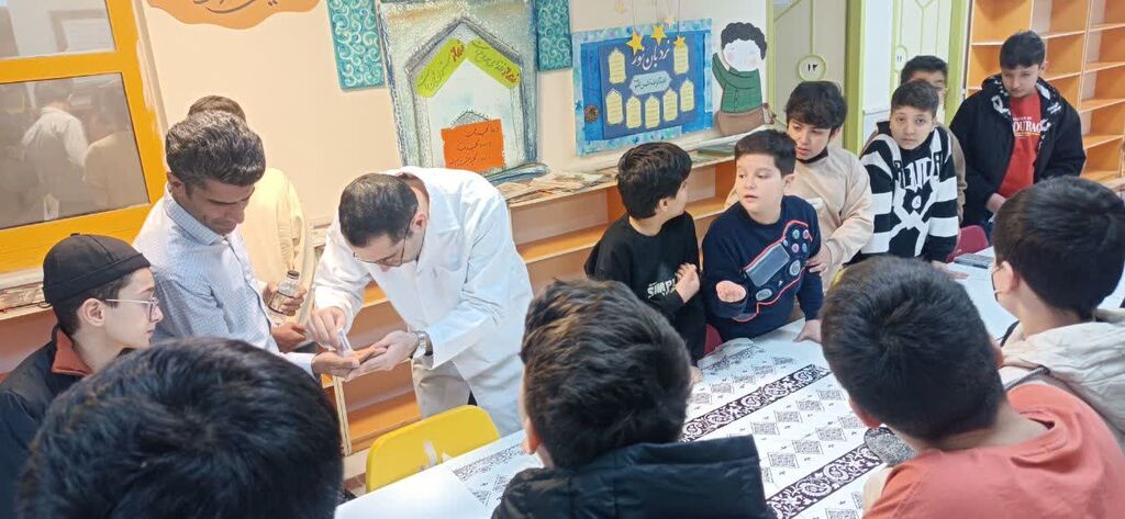 1374899-1 دانشآموزان کرمانشاهی، در کانون با معجزه آبگریزی نانوسیلیس آشنا شدند